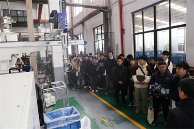 毕业生与企业岗位面对面 宁工机械与汽车工程学院访企拓岗促就业展览工程成功举办